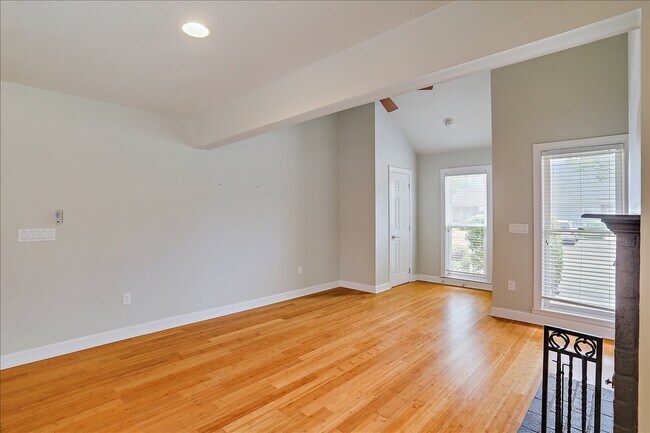 Building Photo - 405 River Pl