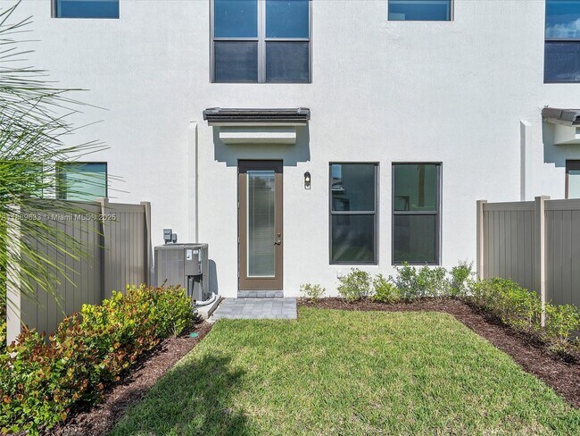 Building Photo - 2108 Appleton Cir N