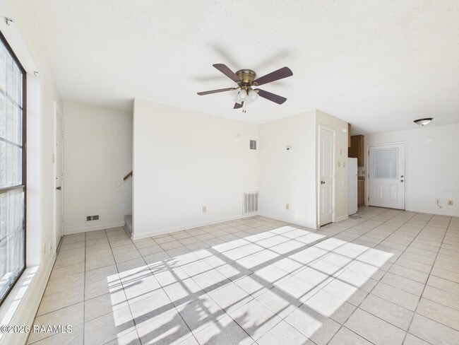 Building Photo - 112 Country Ln