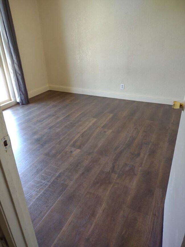 Building Photo - Refurbished 2bd Apartment in 4-Plex Building