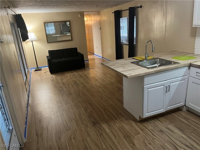 Building Photo - 2035-2035 Seagrape Ct