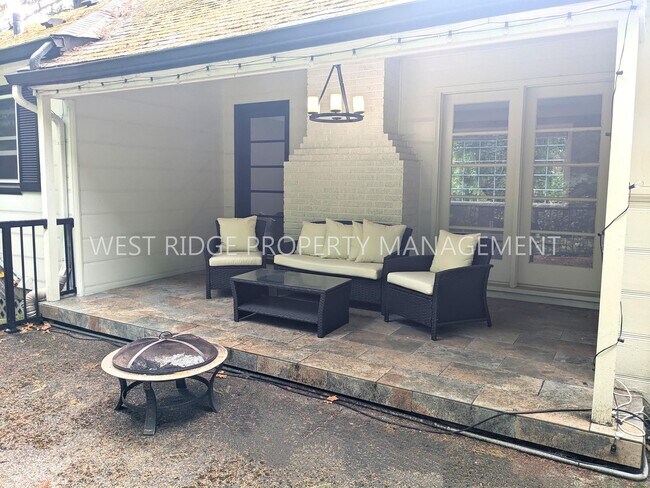 Building Photo - 1670 SW Highland Pkwy