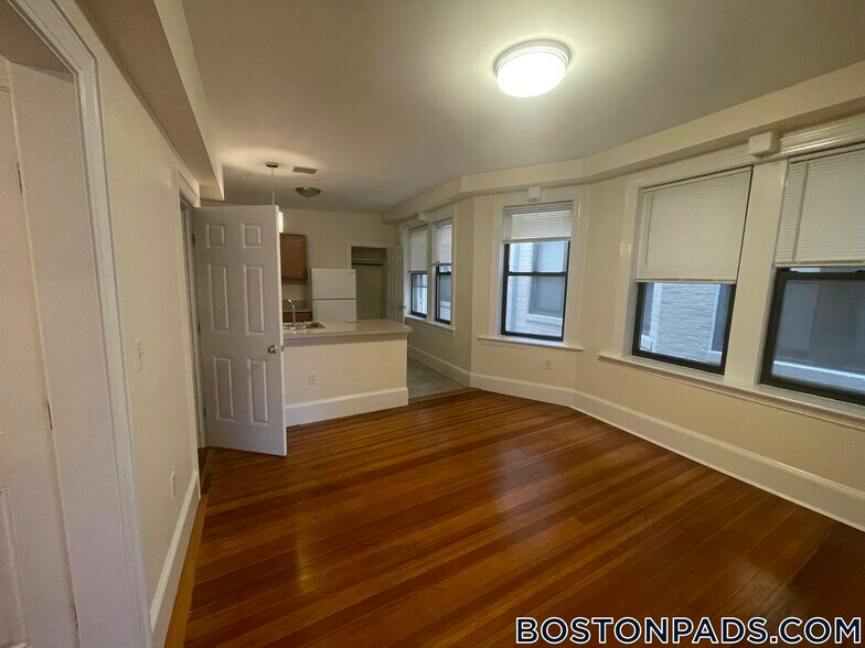 Building Photo - 881 Massachusetts Ave