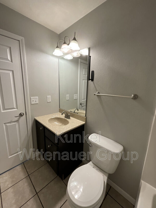 Building Photo - 47 Oak Pointe Cir