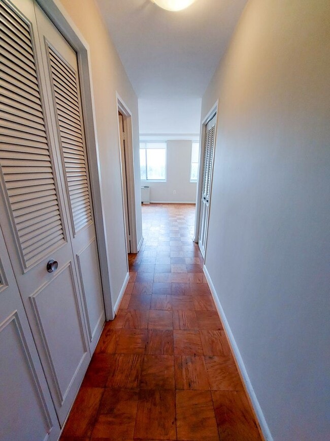 Building Photo - Lovely Studio Apartment in Highly-Sought G...