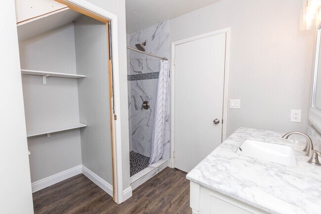 Building Photo - Lovely Home in The Lakes!