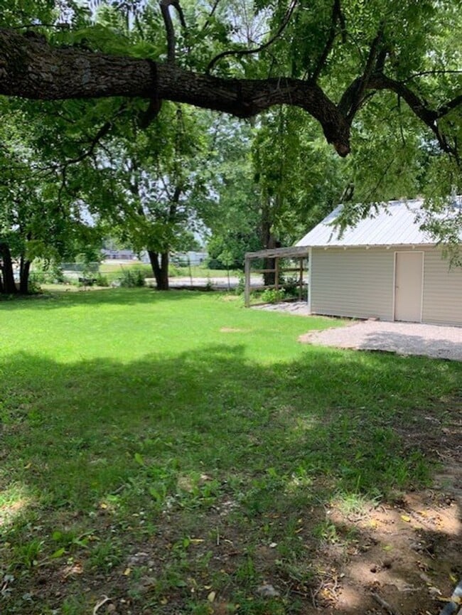 Building Photo - PRE-LEASING! Beautiful 3 Bedroom 2 Bath 2 Living Areas + Detached 1 Car Garage/ Workshop