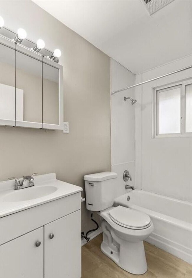 Building Photo - Freshly refreshed and move-in ready!