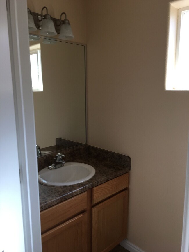 Building Photo - Nice Home in Quiet Community