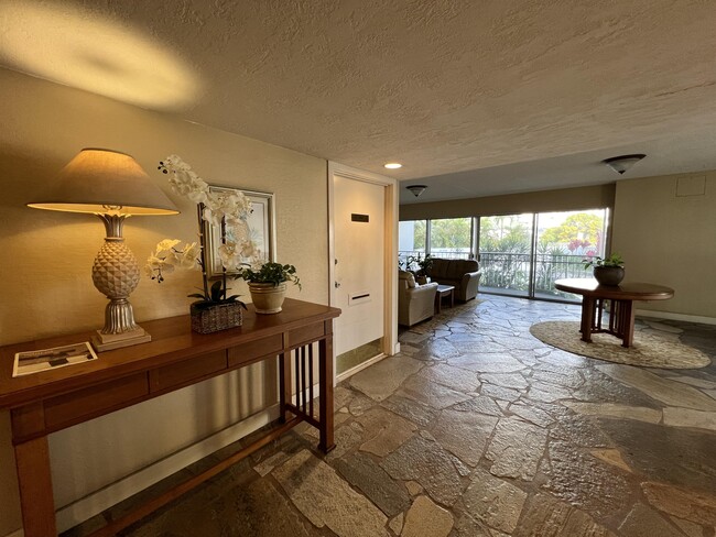Building Photo - 710 Lunalilo St