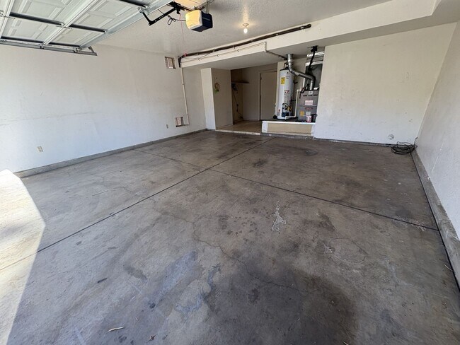 Building Photo - Eastside 4-bedroom 2.5-bathroom home with community pool