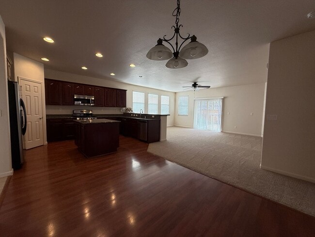 Building Photo - Beautiful single story 3 bedroom, 2 bath home with nearly 1900 sq ft of living space.