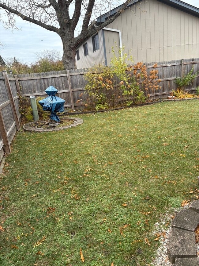 Building Photo - 109 Paramount Dr