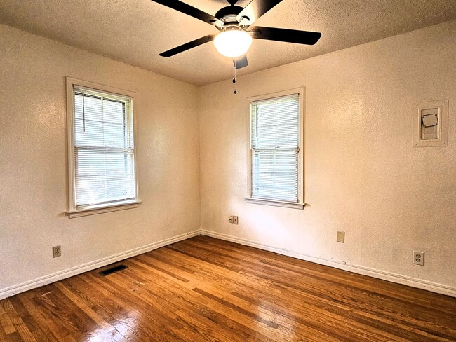 Building Photo - Lovely 2 Bedroom Home With A 1 Car Garage!...