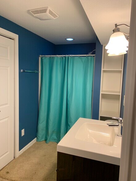 Building Photo - 2125 Hollywood Blvd