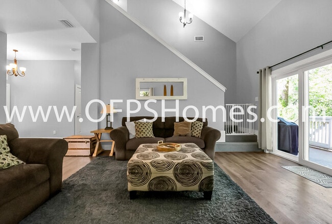 Building Photo - 712 Cypress Dr