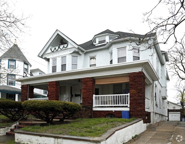 Primary Photo - 605 1st Ave