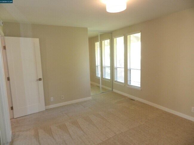 Building Photo - 5519 Roundtree Dr