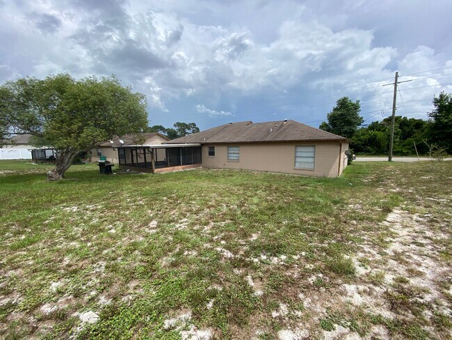 Building Photo - 3/2/2 Deltona available January 5, 2026