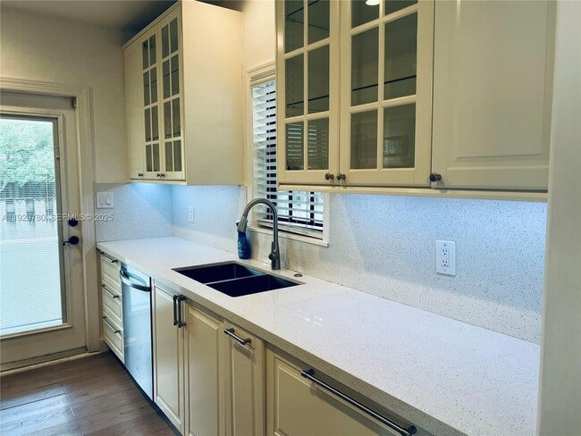 Building Photo - 1407 SE 2nd St