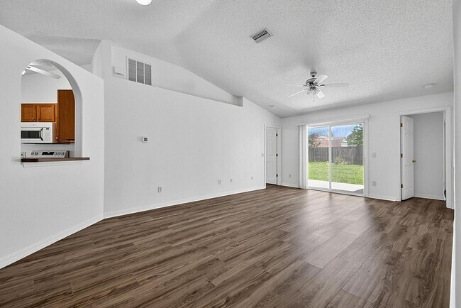 Building Photo - 15 Renmont Ct