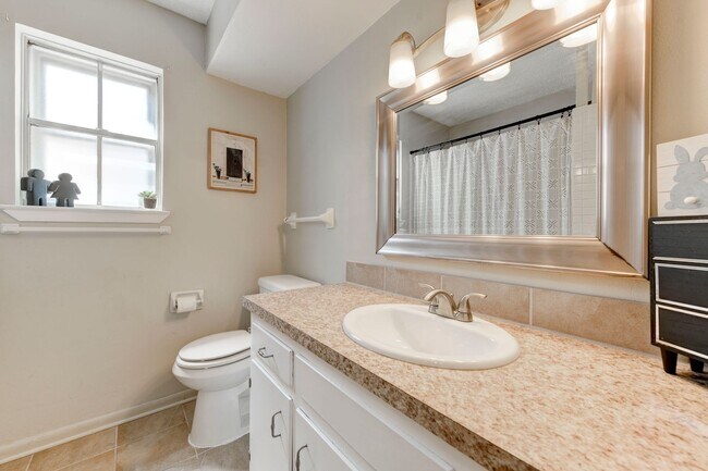 Building Photo - 303 Manning Dr