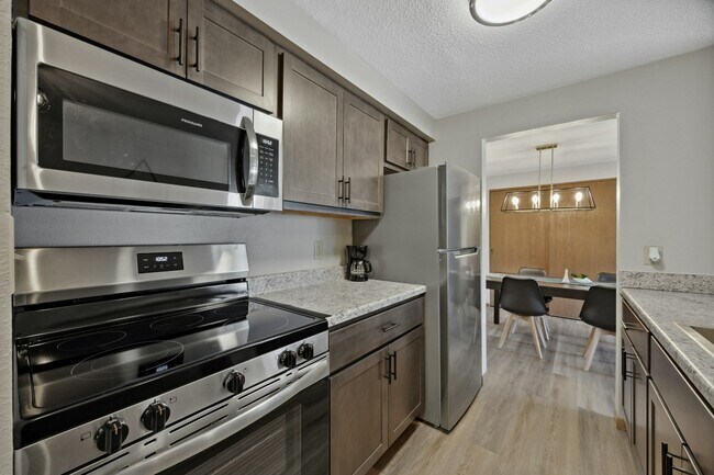 Building Photo - 902 Benton Dr