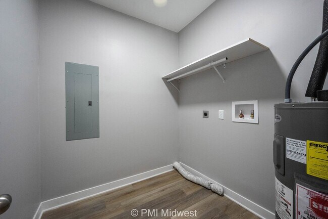 Building Photo - "Spacious 3-Bedroom Duplex with Granite Charm in Indianapolis – 1250 Sq Ft of Modern Living!"