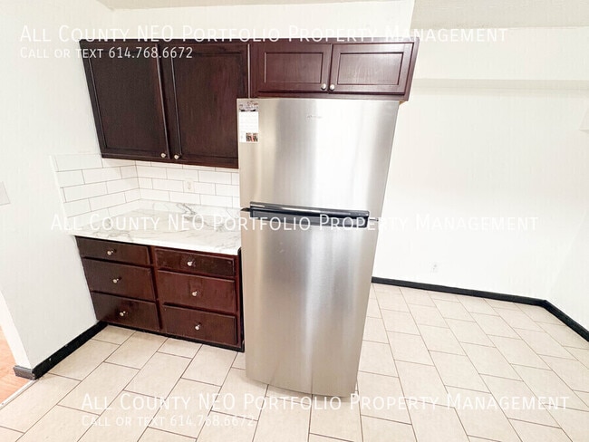 Building Photo - 857 S Waverly St