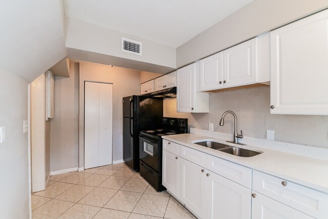 Building Photo - 100 Apache St