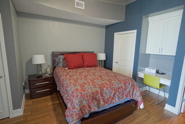 Building Photo - Downtown Tampa Luxury 1BR Condo at Skypoint