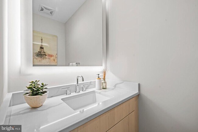 Building Photo - 646 H St NE