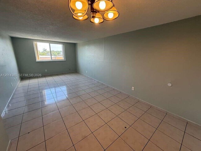 Building Photo - 606 W 81st St