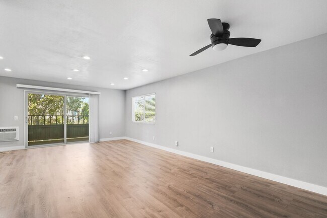 Building Photo - Pet Friendly & Remodeled 1BR Condo Near SDSU with Pool and Large Balcony