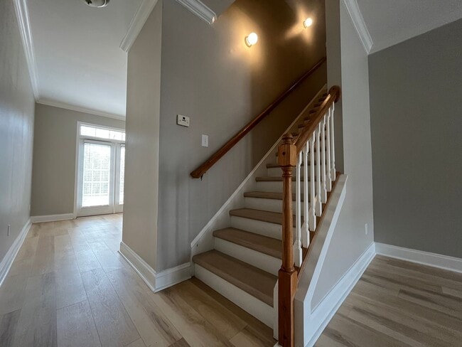 Building Photo - Expansive 3/3 Available Now!