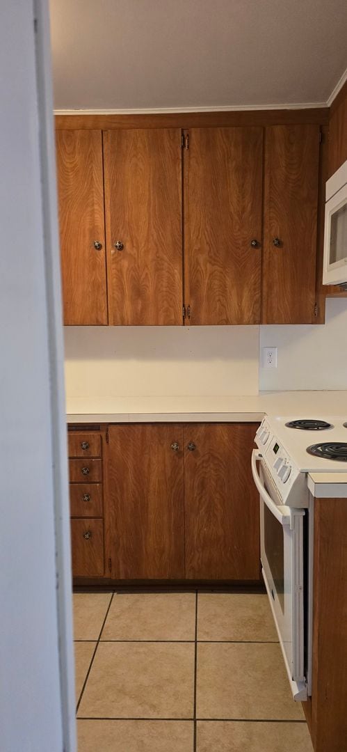 Building Photo - 2 Bedroom up stairs apartment