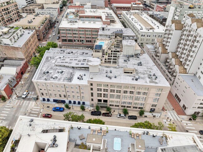 Building Photo - 333 Julia St