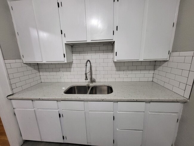 Building Photo - Remodeled 1 bedroom 1 bathroom duplex hous...