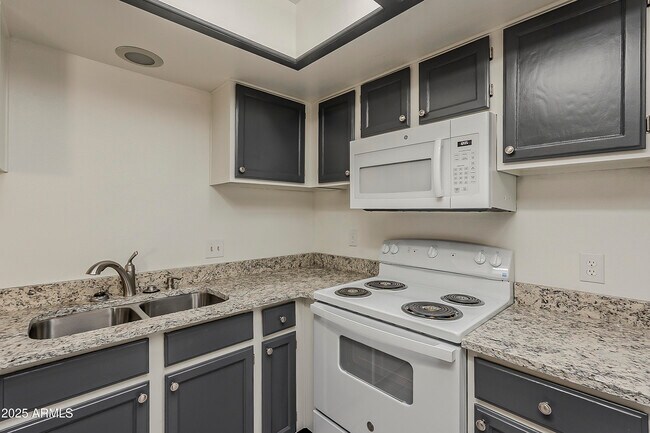 Building Photo - 14420 N 57th Dr