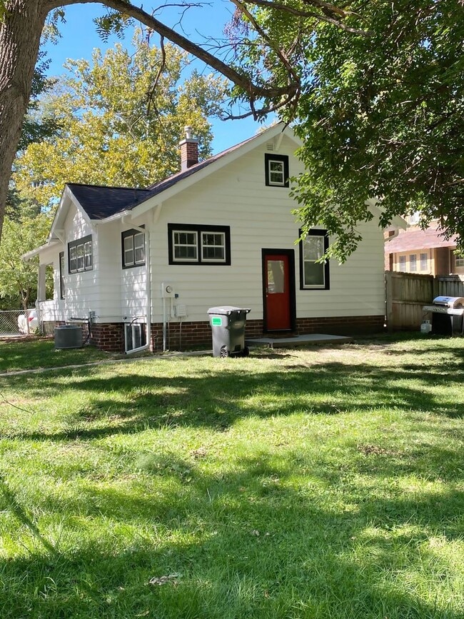 Building Photo - Three Bedroom Two Bathroom House For Rent