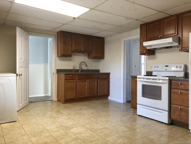 Building Photo - 9 Main St