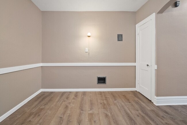 Building Photo - Super He-Moon