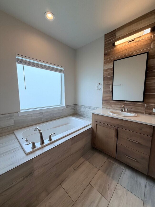 Building Photo - Gorgeous 4 bed, 2.5 ba in Richland's Westcliffe Neighborhood