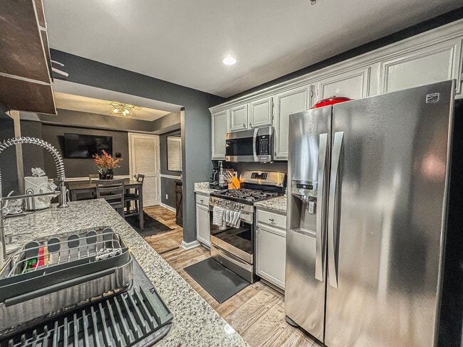 Building Photo - Stylish 3 Bed 3 Bath Condo With Large Balcony in Desired Riverbend at Cascades - Water Included