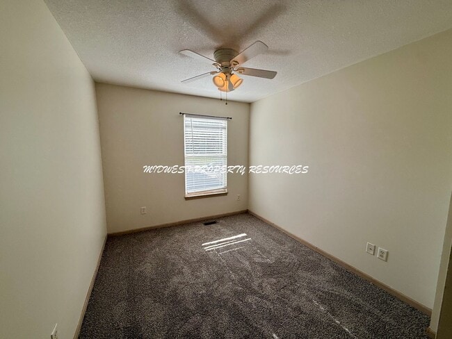 Building Photo - Highly Desired 3 Bd End Unit For Lease