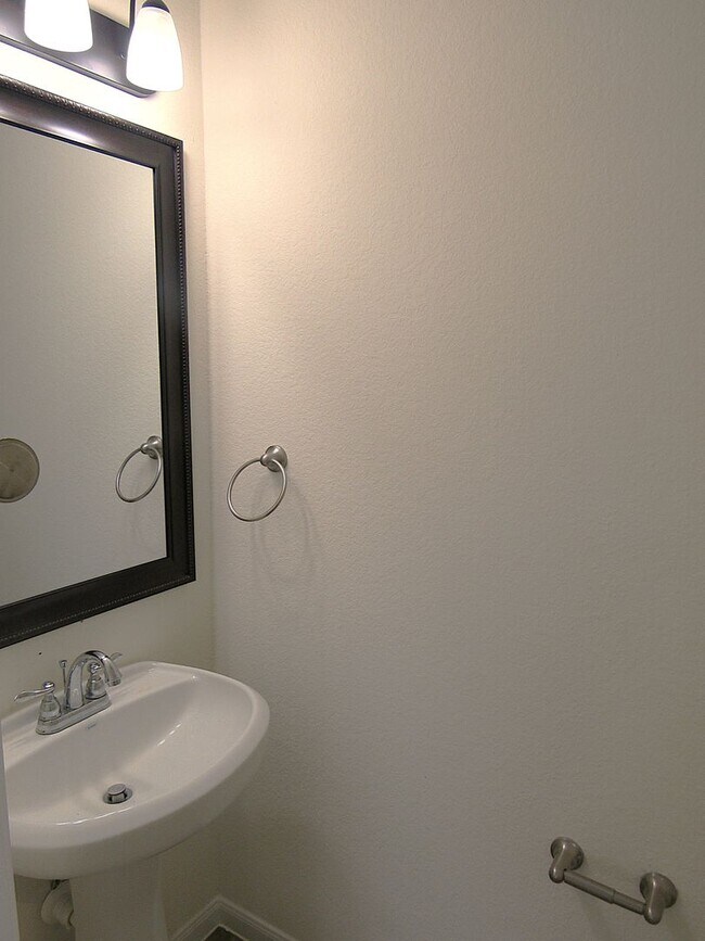 Building Photo - Conveniently located townhome in gated com...