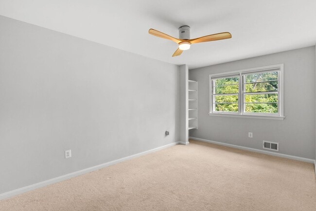Building Photo - 5 Bed 3 Bath - Chevy Chase Rambler - Move ...