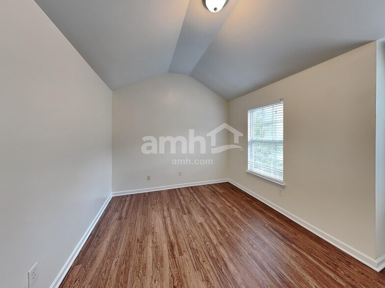 Building Photo - 2425 Valley Creek Dr