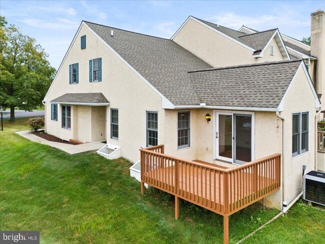 Building Photo - 10 Stable Dr