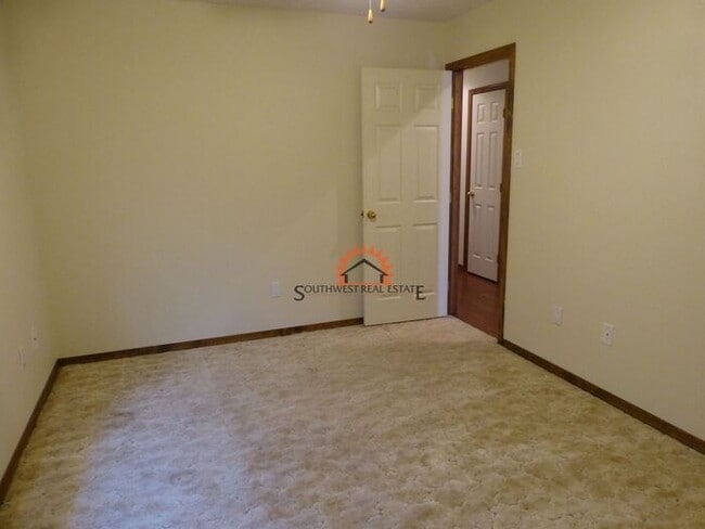 Building Photo - Spacious 4 bedroom 2 bath brick home